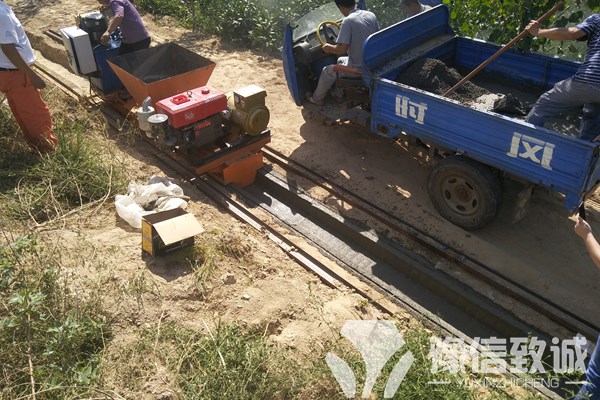 水渠滑模機現場施工