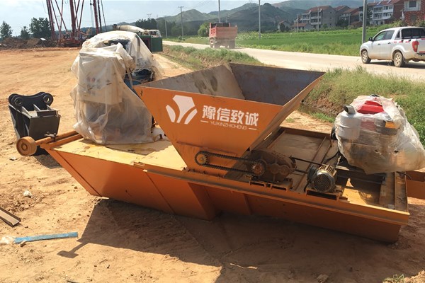 剛組裝好的水渠機(jī)