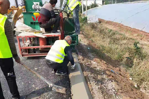 砼路肩成型機施工現場