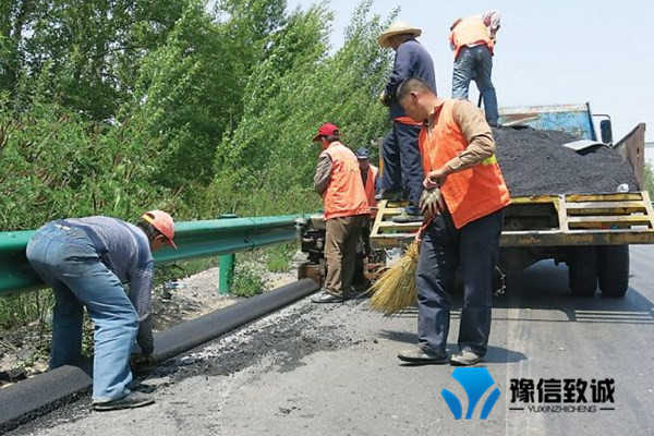 路牙滑模機施工現場
